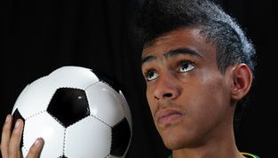 开云官网体育-校园足球缺乏横向联赛结构支撑，我国校园足球训练存在的问题